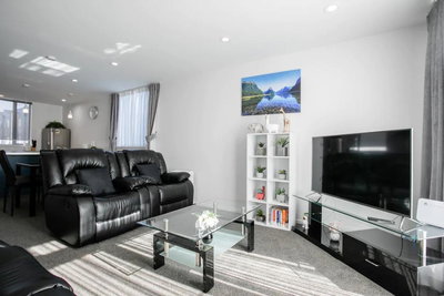 Gorgeous 3 Bedroom Townhouse With Car Park
