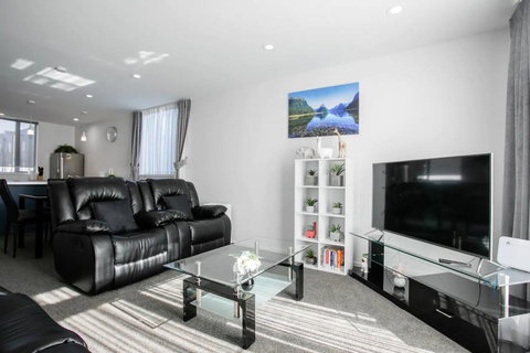 Gorgeous 3 Bedroom Townhouse With Car Park - Accommodation New Zealand 0
