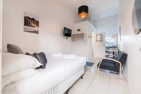 Great Value! Sunny Studio Room - Accommodation New Zealand 2