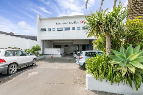 Great Value! Sunny Studio Room - Accommodation New Zealand 0
