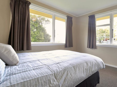 Green Cottage - Te Anau Holiday Home - Accommodation New Zealand 3