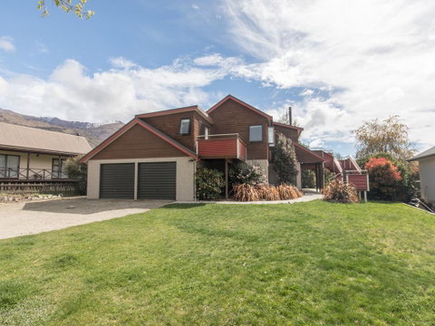 Haven By The Lake - Wanaka Holiday Home - Accommodation New Zealand 2