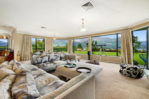 Hilltop Blue Views - Wanaka Holiday Home - Accommodation New Zealand 3