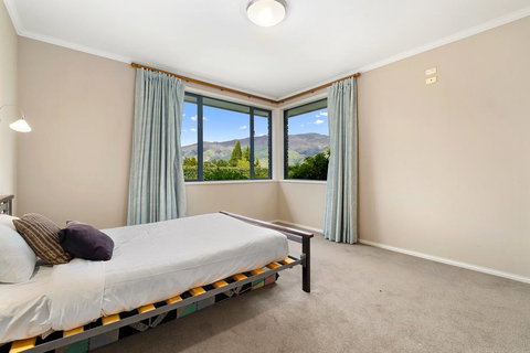 Hilltop Blue Views - Wanaka Holiday Home - Accommodation New Zealand 2
