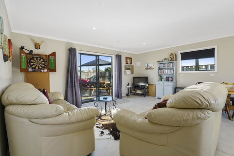 Himatangi Kiwi Bach - Beachfront Himatangi Holiday Home - Accommodation New Zealand 2