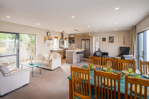 Kick Back In Kelly Jade - Matarangi Holiday Home - Accommodation New Zealand 1