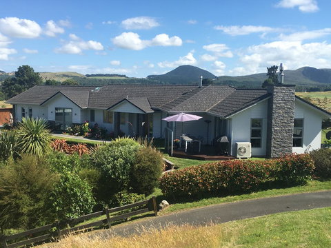 Kinloch Lake & Golf Views - Accommodation New Zealand 0