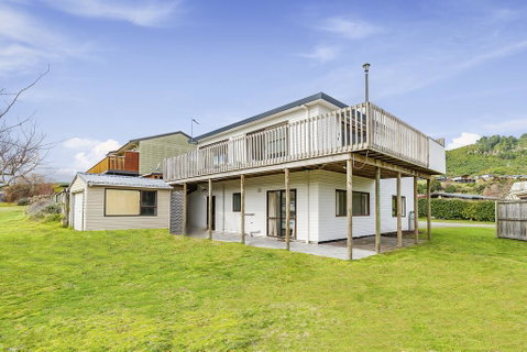 Kinoch Family Getaway - Kinloch Holiday Home - Accommodation New Zealand 2