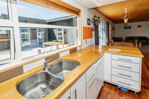 Kiwiana Comfort - Te Anau Holiday Home - Accommodation New Zealand 3