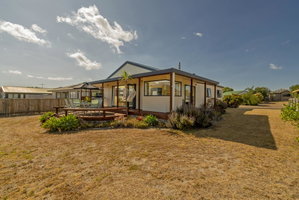 Kowhai Holidays - Matarangi Holiday Home