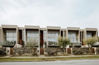 Lakeshore Apartment - Sleeps 6 - Central Location - Lake  Mountain Views