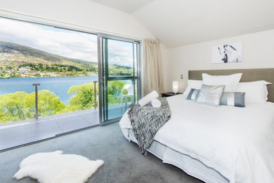 Lakeside Luxury With Spa