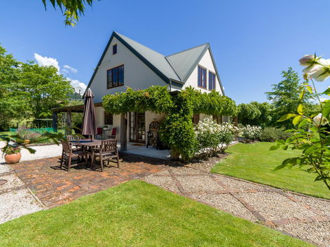Last Straw Cottage - Accommodation New Zealand 0