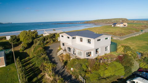 Lazy Dolphin Lodge - Accommodation New Zealand 0