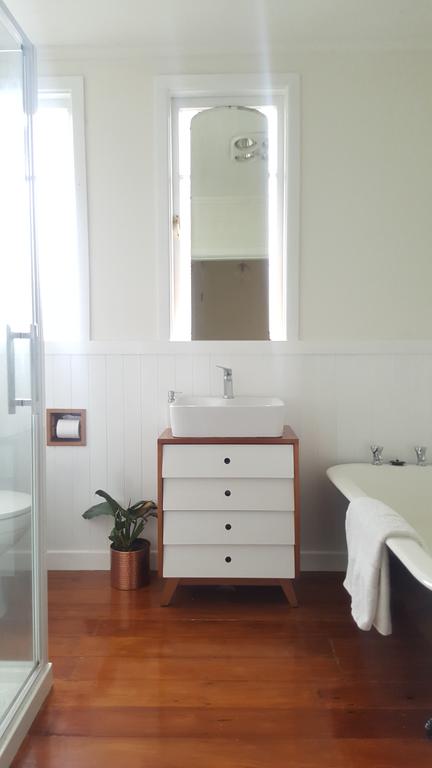 Light-filled Midcentury Modern Bungalow - Accommodation New Zealand 1