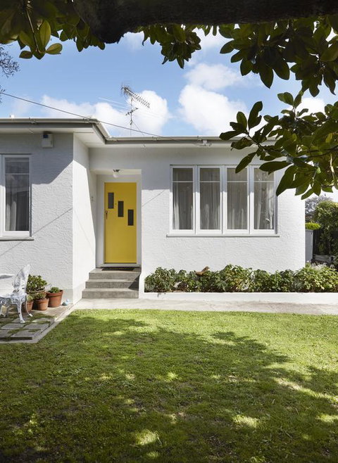 Light-filled Midcentury Modern Bungalow - Accommodation New Zealand 3