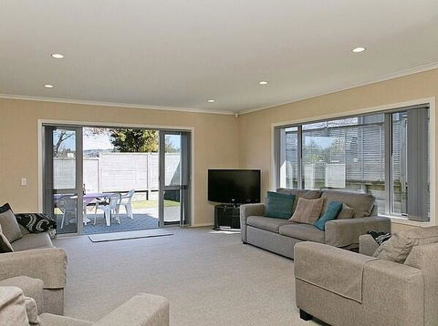 Lochaber Lodge - Acacia Bay Holiday Home - Accommodation New Zealand 2
