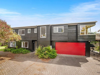 Lodge On Logan - Lake Taupo Holiday Home