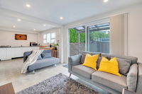 Lovely  Modern Unit w Free Parking  Wifi