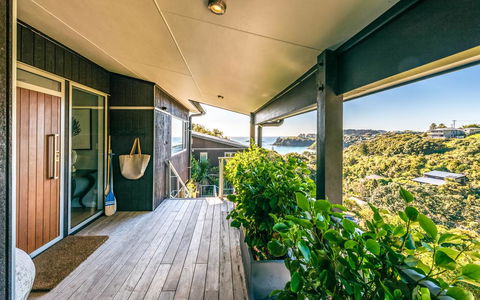 Luxury At Palm Beach - You've Got It Maid - Accommodation New Zealand 3