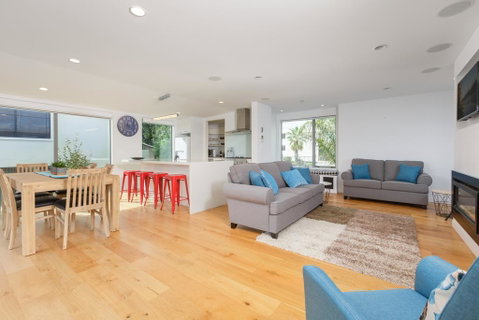Luxury Home On Popular Muricata Av - Enjoy Beach, Surf & Sun - Accommodation New Zealand 0