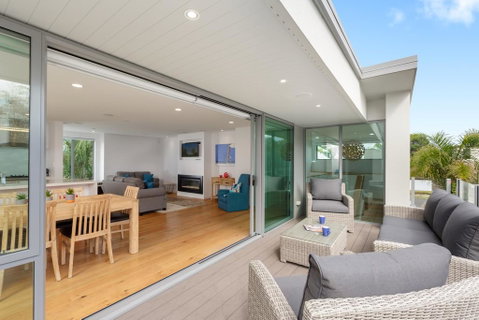 Luxury Home On Popular Muricata Av - Enjoy Beach, Surf & Sun - Accommodation New Zealand 1