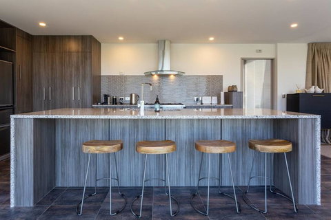 Luxury Lakeside Home With Remarkable View - Accommodation New Zealand 3