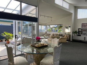 Maison Blue - Chic Inner City Townhouse