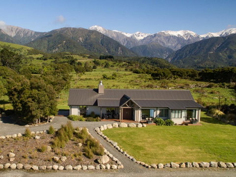 Manakau Lodge - Accommodation New Zealand 1