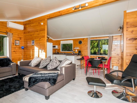 Mangawhai Views - Mangawhai Holiday Home - Accommodation New Zealand 3