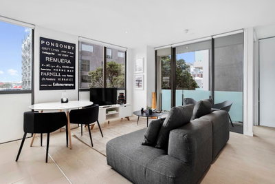 Modern & Sophisticated Apartment In Prime Location