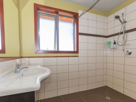 Modern Cottage Charm - Albert Town Holiday Home Only 5 Minutes From Wanaka - Accommodation New Zealand 3