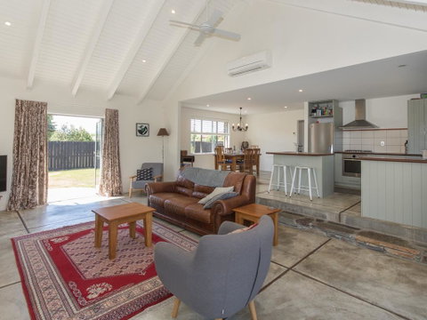 Modern Cottage Charm - Albert Town Holiday Home Only 5 Minutes From Wanaka - Accommodation New Zealand 0