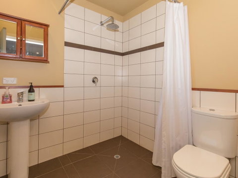 Modern Cottage Charm - Albert Town Holiday Home Only 5 Minutes From Wanaka - Accommodation New Zealand 1