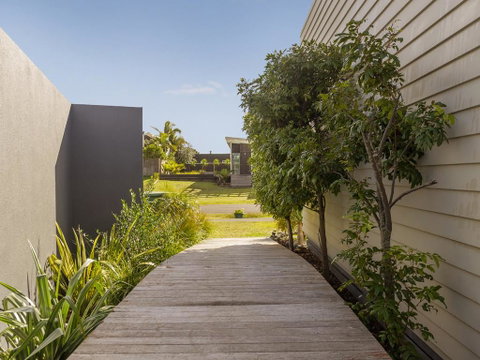 Modpod On The Tee - Matarangi Holiday Home - Accommodation New Zealand 2