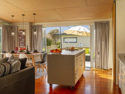 Modpod On The Tee - Matarangi Holiday Home - Accommodation New Zealand 1