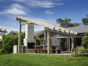 Mokomoko Lodge - Martinborough Holiday Home