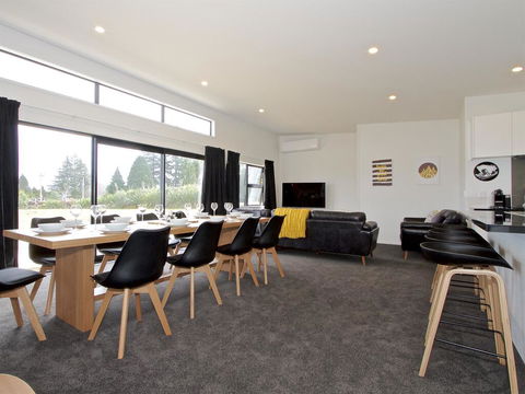 Mountain Adventure Spa Escape - Ohakune Holiday Home - Accommodation New Zealand 2