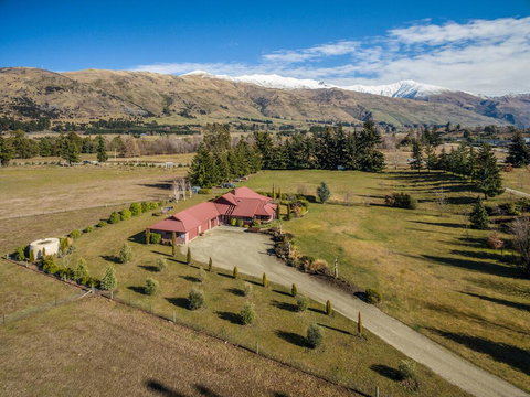Mountain Majesty - Wanaka Holiday Home - Accommodation New Zealand 0