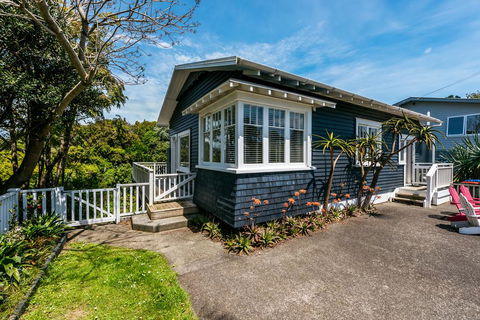 Mrs Jones Holiday Cottage - Oneroa Holiday Home - Accommodation New Zealand 3