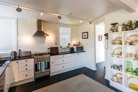 Mrs Jones Holiday Cottage - Oneroa Holiday Home - Accommodation New Zealand 1