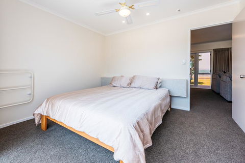 Number Six - Oneroa Holiday Home - Accommodation New Zealand 2