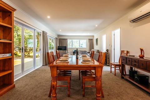 Number Six - Oneroa Holiday Home - Accommodation New Zealand 0