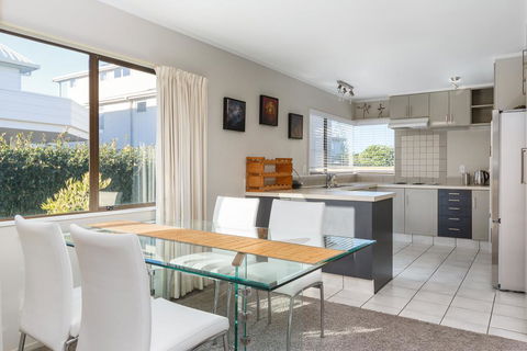 Ocean Beach Getaway - Accommodation New Zealand 3