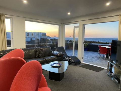 Ocean Front East End Beach House - Accommodation New Zealand 1
