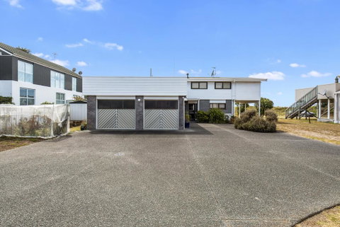Oceanside Bach - Mount Maunganui Holiday Home - Accommodation New Zealand 1