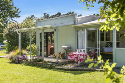 Oceanside Garden - Dunedin Holiday Home