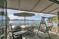 On the beach - Mahurangi West Holiday Home