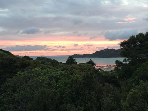 Oneroa Holiday Retreat With Seaview Plus Car - Accommodation New Zealand 3