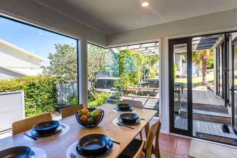 Oneroa Views With Spa Pool - Waiheke Holiday Home - Accommodation New Zealand 2